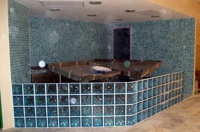 Renkli cam tuğla ile yapılmış bar tezgâhı