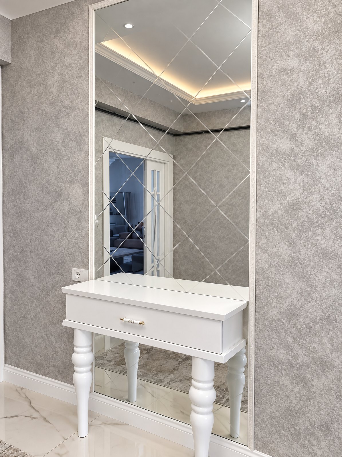Konsol üzerinde çapraz CNC kanallı boy aynası